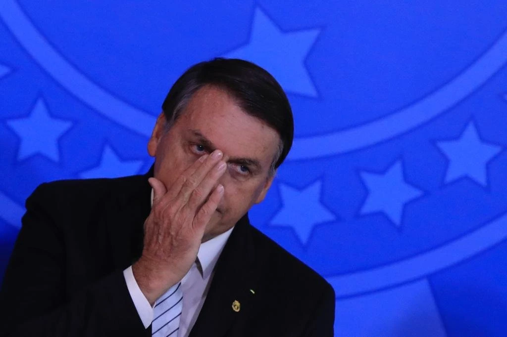 Para Bolsonaro, pandemia “está acabando” e Doria quer vacina “na marra”