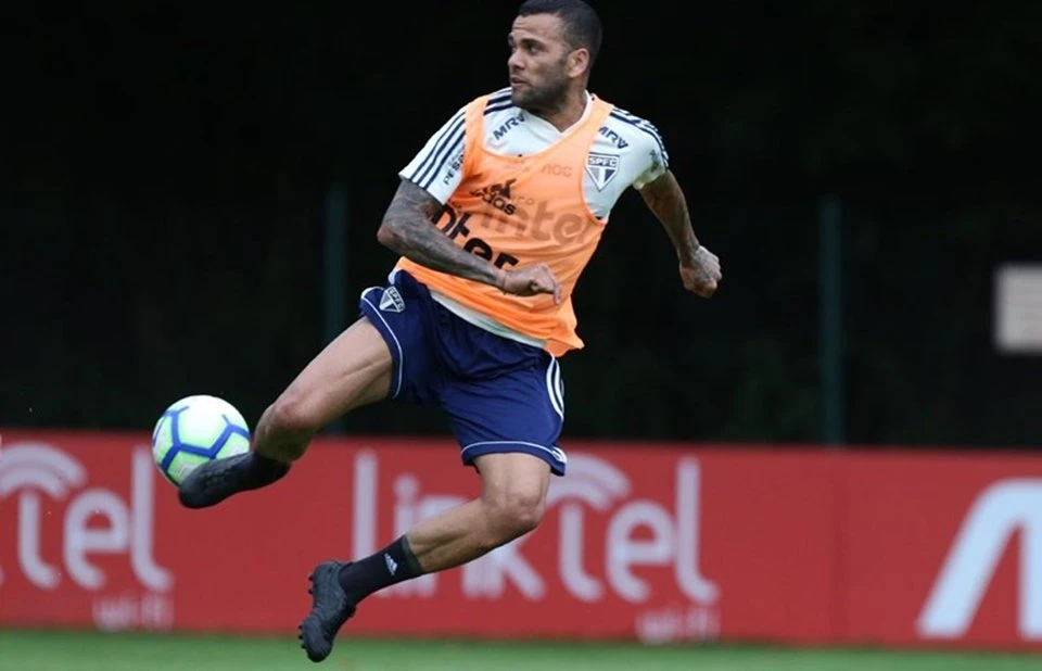 Após atuações abaixo da média, Fernando Diniz defende Daniel Alves