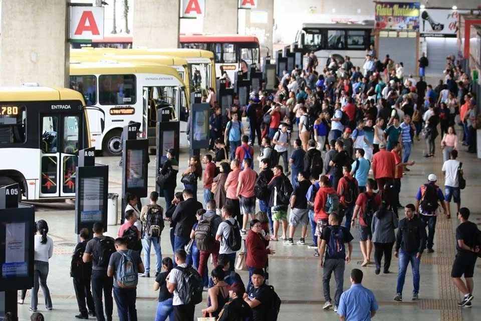 ONG distribuirá 7 mil máscaras arco-íris na Rodoviária do Plano Piloto