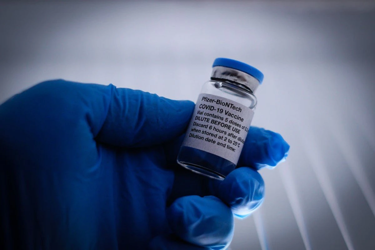 Mulher aciona Justiça para reduzir intervalo entre doses da Pfizer