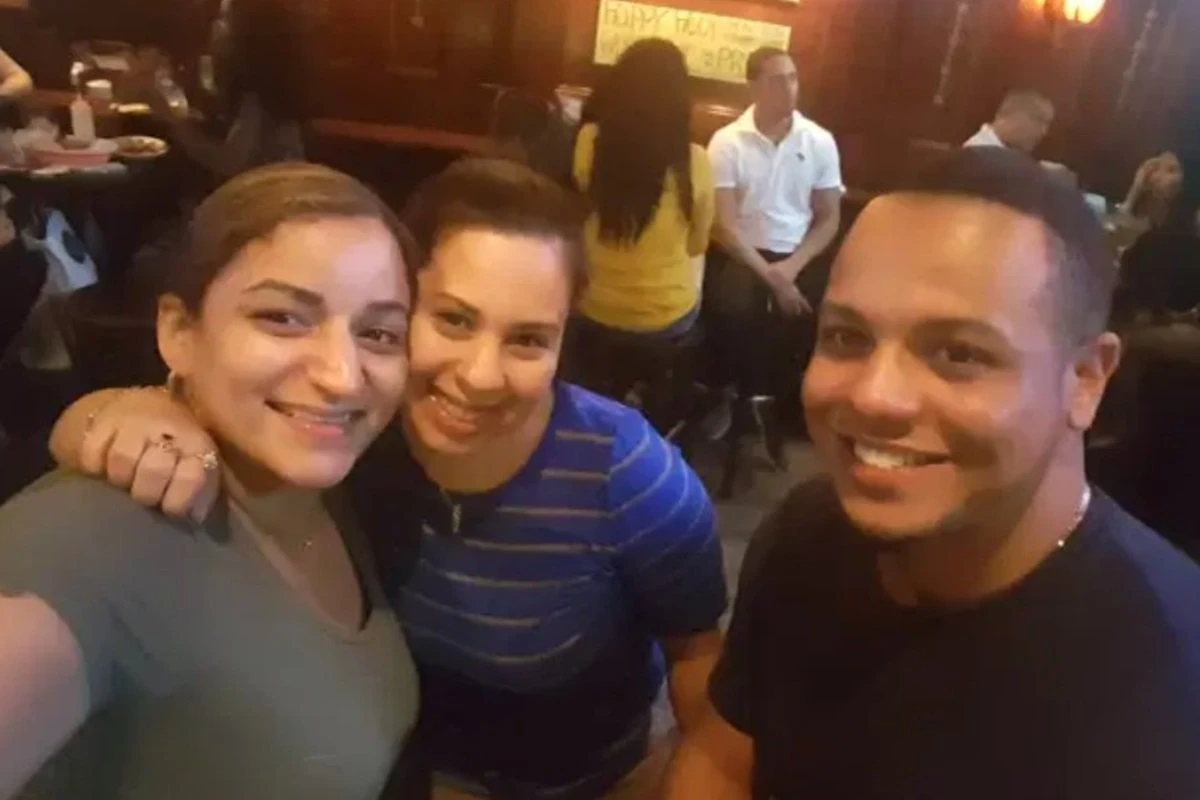 Poliamor: mulher convida nova namorada do marido para morarem todos juntos