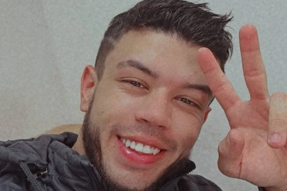 Jovem de 22 anos morre ao cair de moto no primeiro dia de trabalho