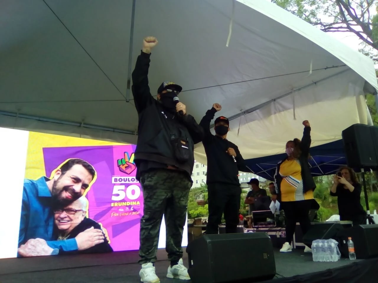 Sem pagode, Guilherme Boulos ganha apoio de rappers e busca votos na Cohab