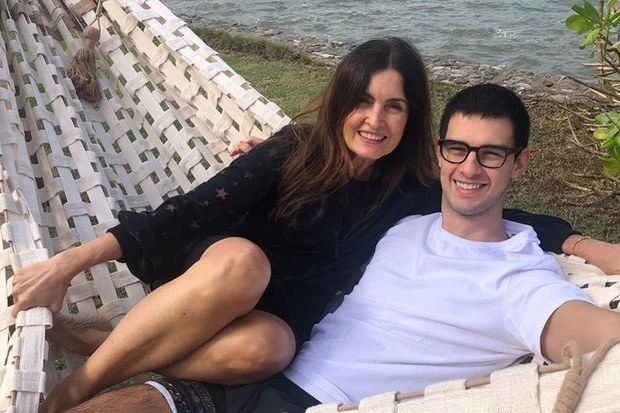 Fátima Bernardes revela longo processo de vacinação do filho na França
