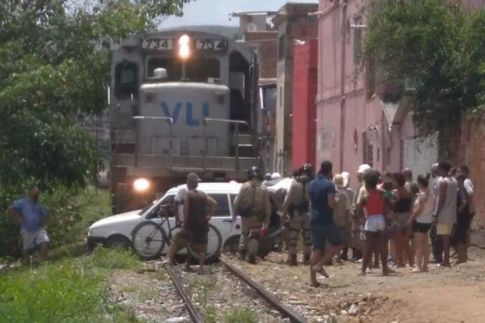 “Milagre”, diz mulher que saiu ilesa após ter carro arrastado por trem