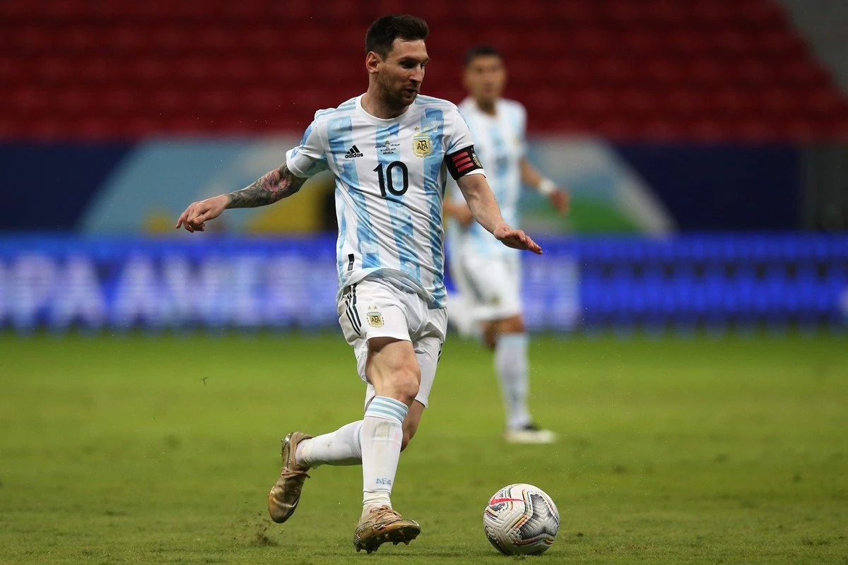 Em Brasília, Argentina vence Uruguai e conquista 1ª vitória na Copa