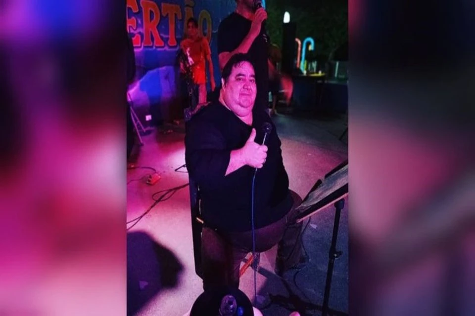 Em imagem, corpo do cantor Mustafa Said é velado sem caixão em cima de mesa