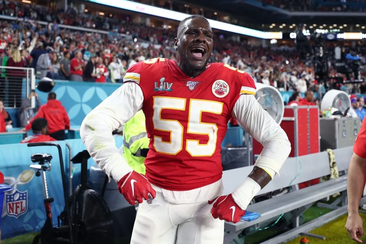 Jogador da NFL é preso após submetralhadora ser encontrada em seu carro