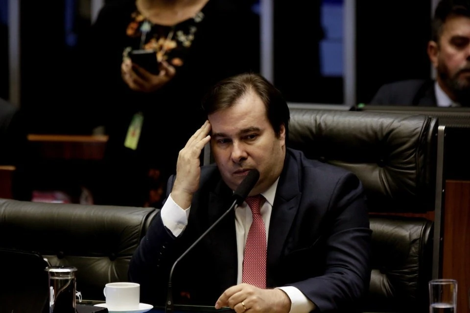 Maia demonstra insatisfação por vazamento de conversa com presidente do BC