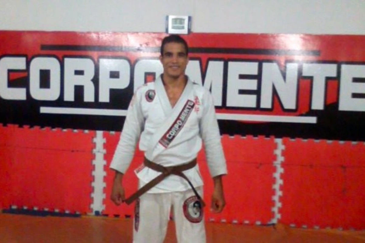 Campeão de jiu-jítsu morre após se engasgar com carne ao lado da filha