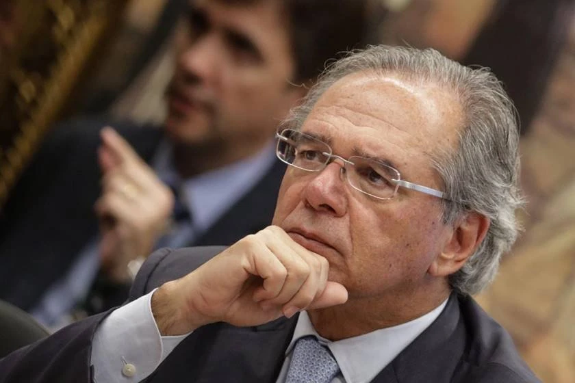 Guedes prevê dólar caindo mais, mas quer câmbio “um pouco mais alto”