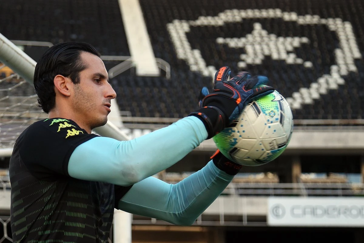 Gatito avalia opções para deixar o Botafogo, diz representante do goleiro