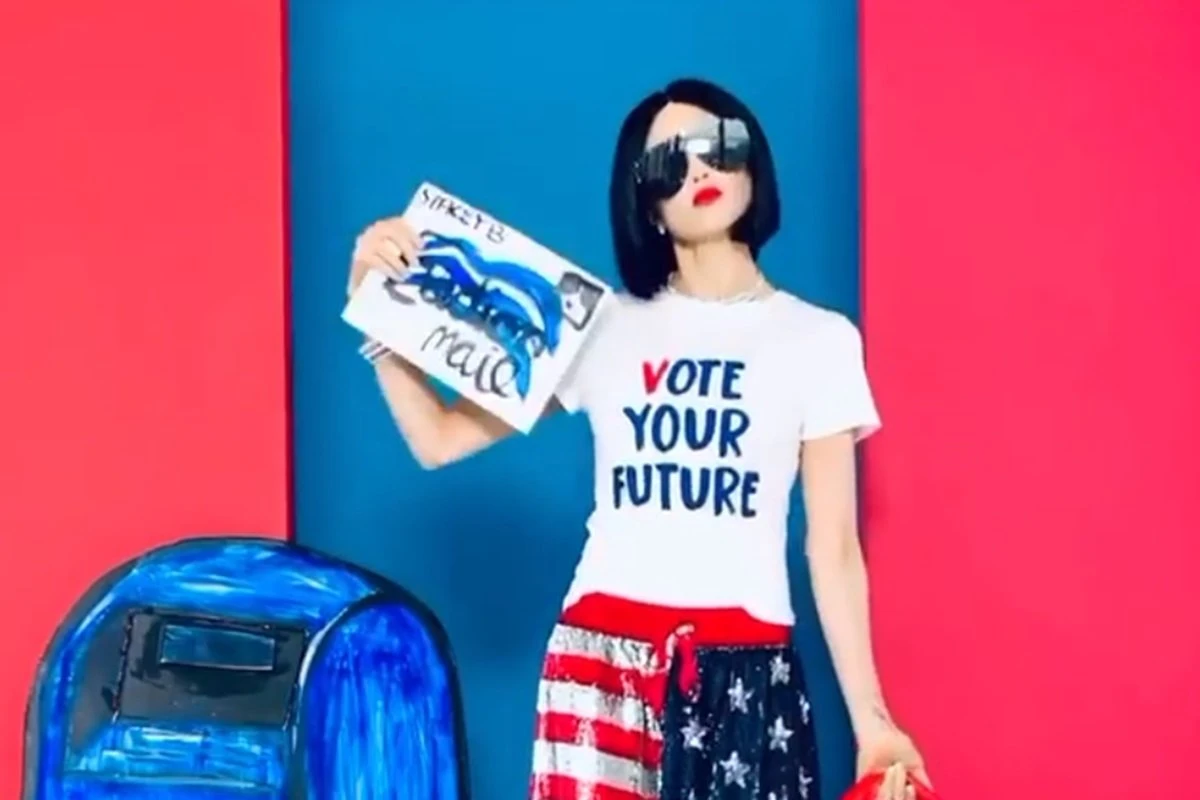 Em desafio do Instagram, celebridades “desfilam” para votar antecipadamente