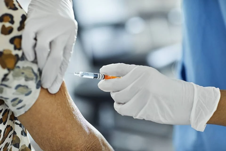 Covid: EUA analisam casos de inflamação cardíaca em jovens vacinados