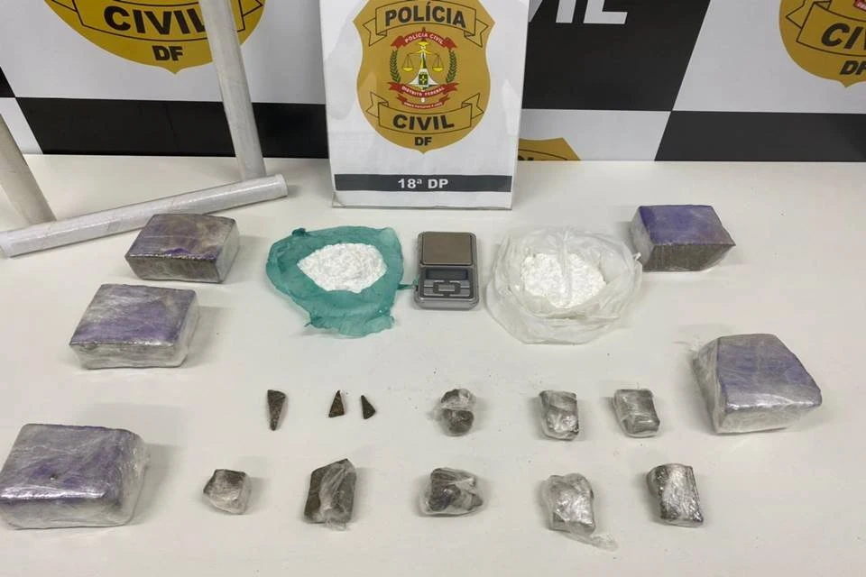 Jovem de 23 anos usava carrinho de bebê para traficar maconha e pó