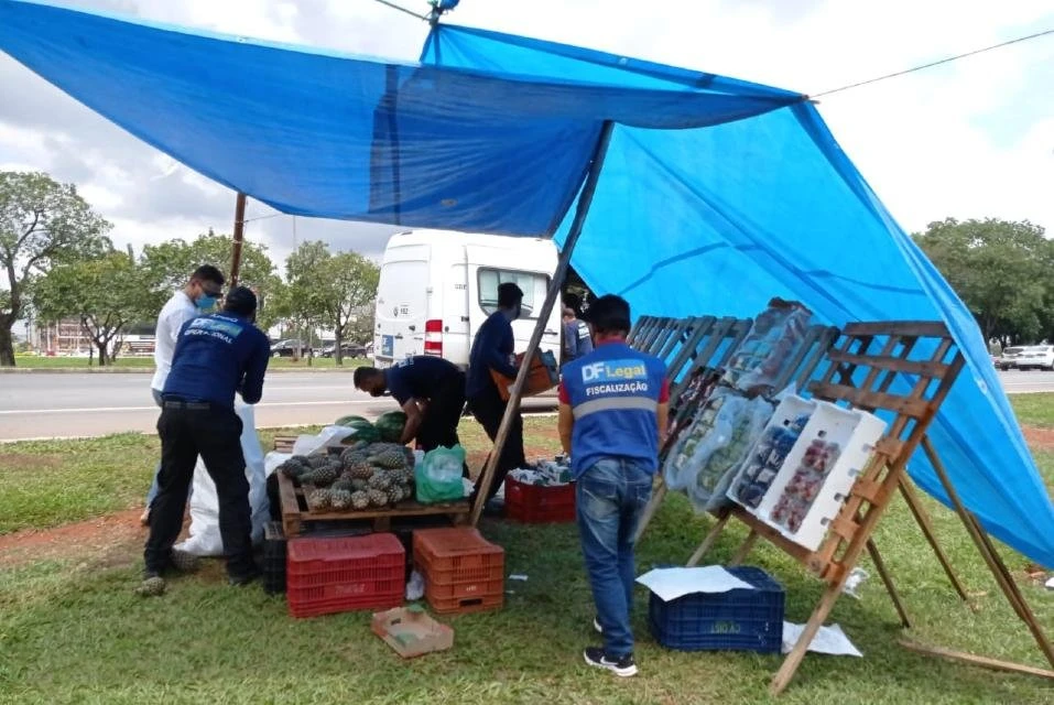 Operação de fiscais da DF Legal contra comércio irregular apreende frutas