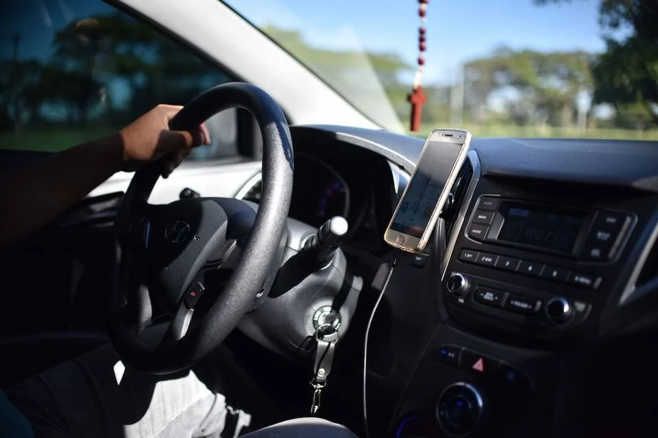 Mulher vomita em carro de motorista de app e é empurrada para fora do carro