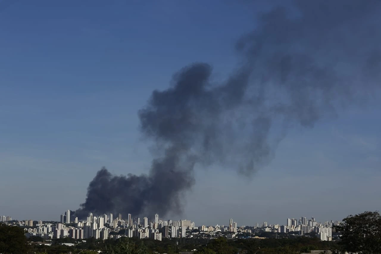 GO: fumaça de fogo em companhia elétrica causa engavetamento de carros