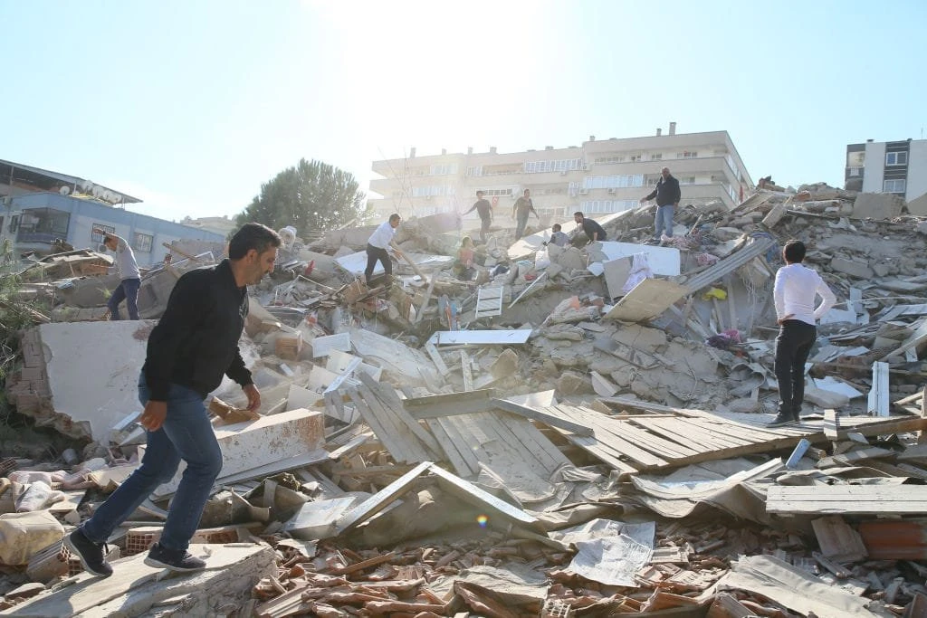 Veja momento em que prédio desaba na Turquia durante terremoto