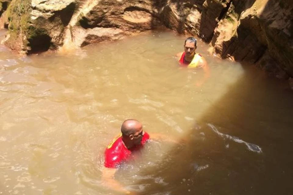 Adolescente morre afogado após escorregar em pedra e cair em córrego
