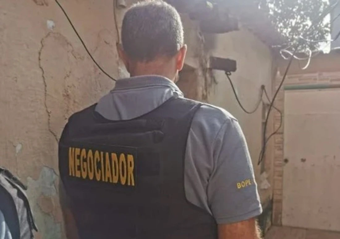 Polícia liberta jovem mantida sob mira de faca durante mais de 2 horas