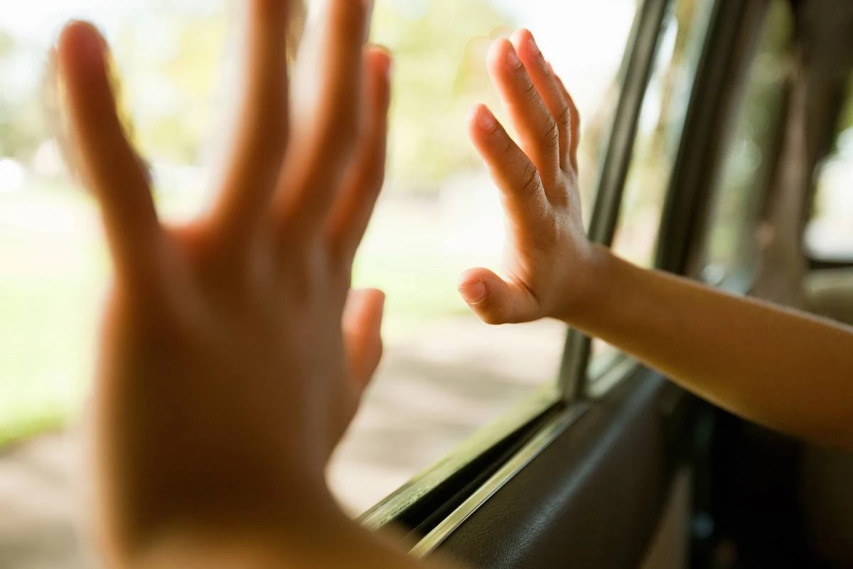 Vídeo: criança com síndrome rara não consegue diferenciar movimento das mãos