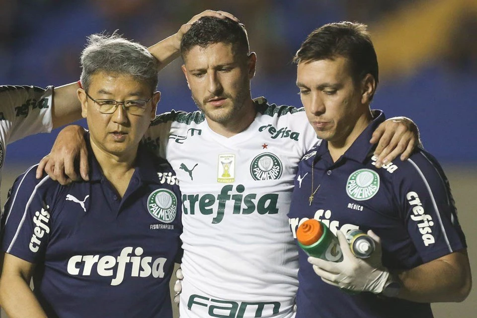Zé Rafael mostra pé inchado e roxo após Palmeiras bater o Fluminense