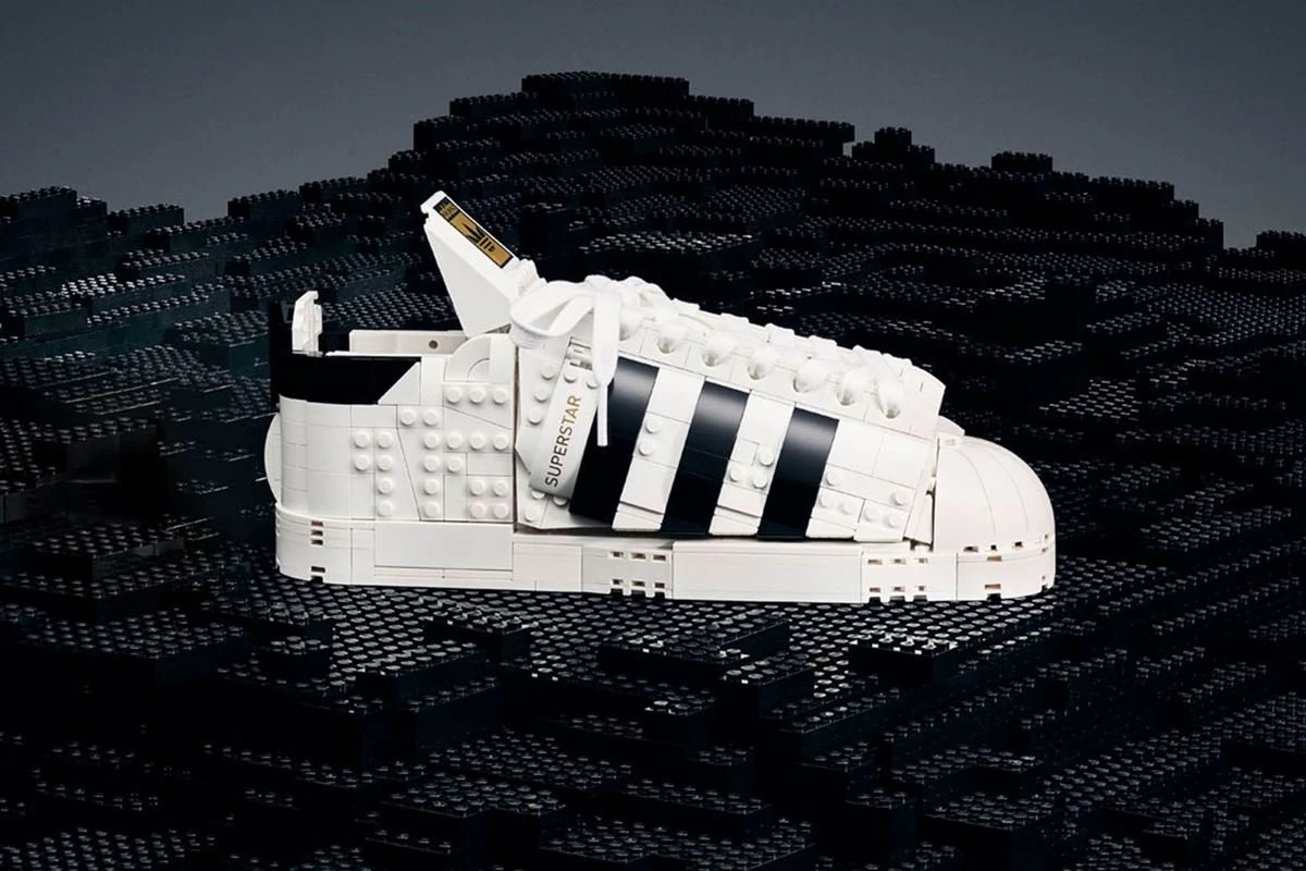 Adidas e Lego relançam clássico tênis Superstar com elementos lúdicos