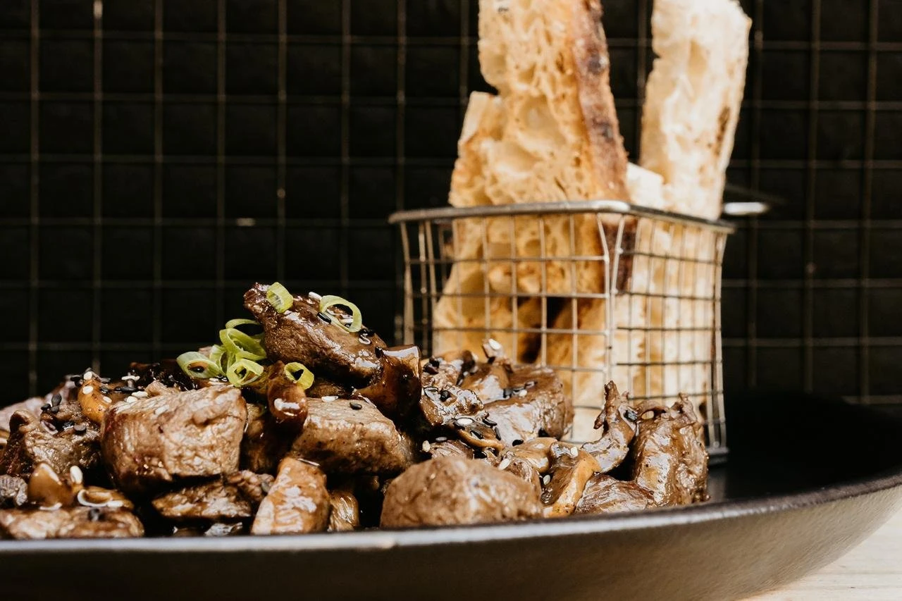 Muv Gastrostore lança novidades no menu com pratos para compartilhar