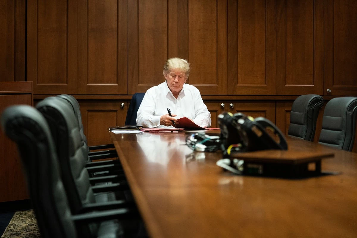 Trump ameaça demitir Anthony Fauci, principal infectologista do governo
