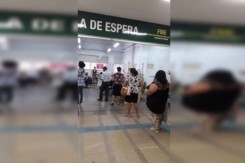 Farmácia de Alto Custo do DF suspende delivery e pacientes se aglomeram para pegar remédios
