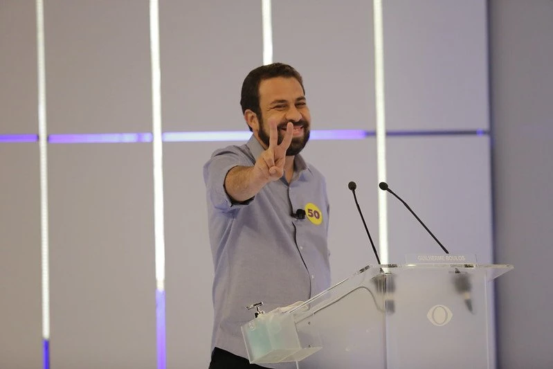 Com casos em alta, coronavírus domina debate entre Covas e Boulos em SP