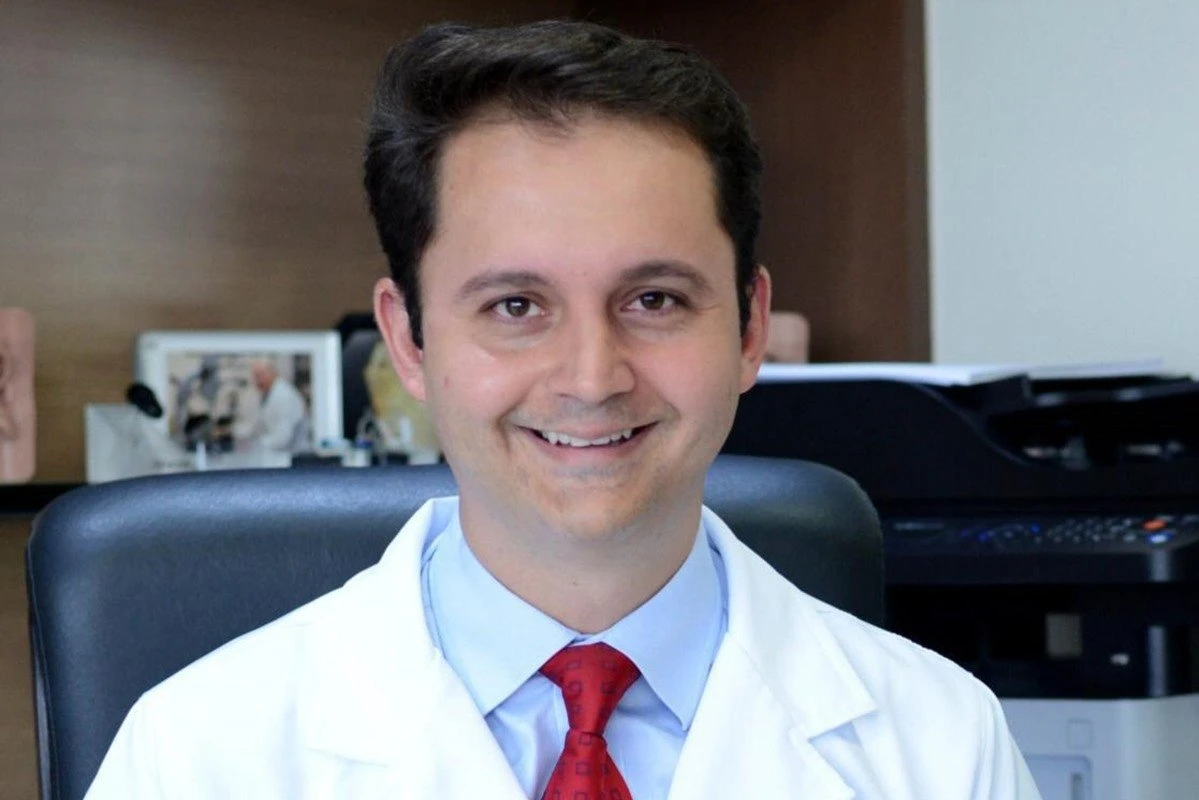 “Me comovem muito!”, diz médico que já realizou 5 mil cirurgias auditivas