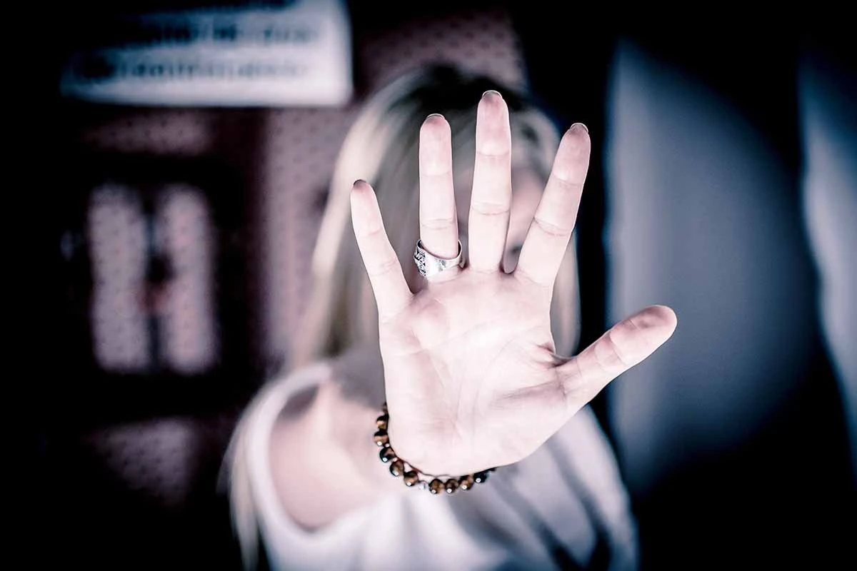 Homem “perde” a mulher em aposta e a ataca com ácido quando ela reage
