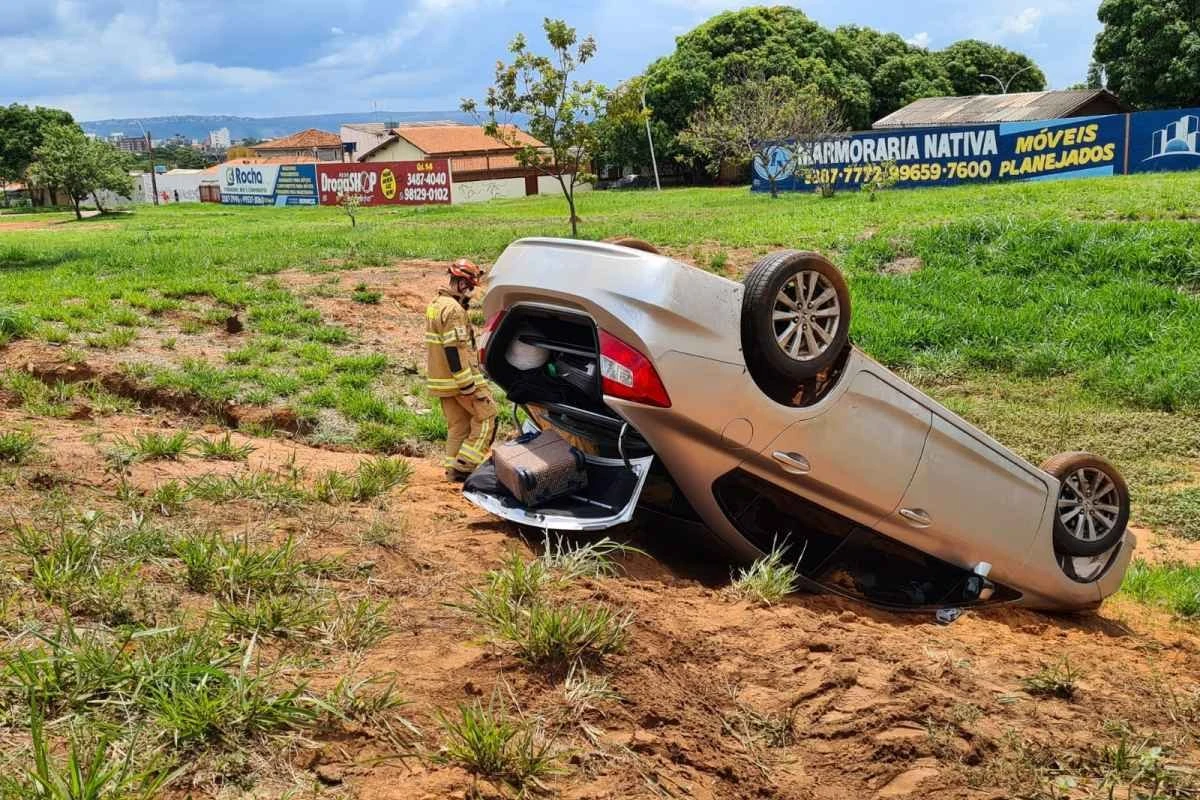 Carro capota na BR-020 e idosa de 75 anos é transferida para hospital no DF
