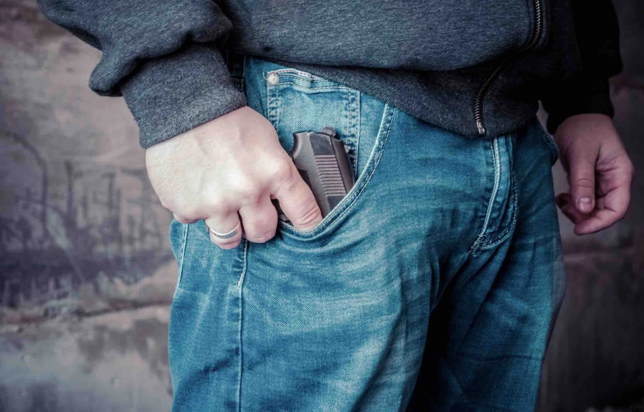 Mulher suspeita de matar marido com amante se entrega à polícia em MT