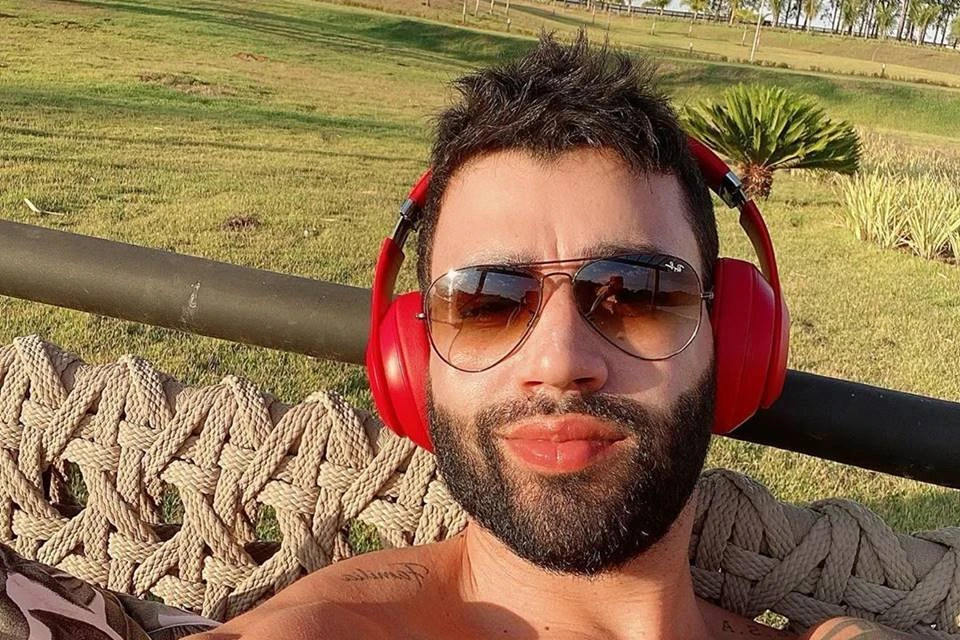 Gusttavo Lima provoca fãs e recebe cantadas: “Sorriso de solteiro”