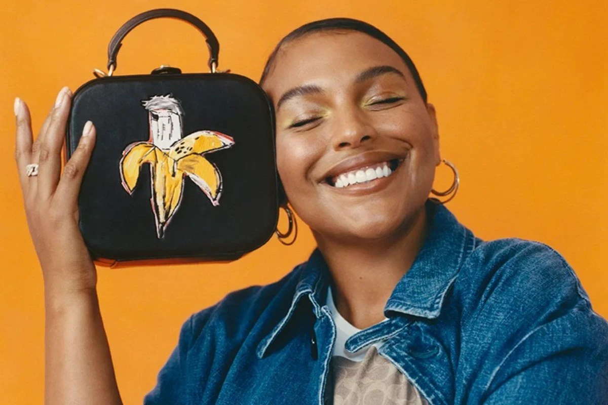 Obras de Basquiat invadem nova coleção da Coach para o outono/inverno 2020