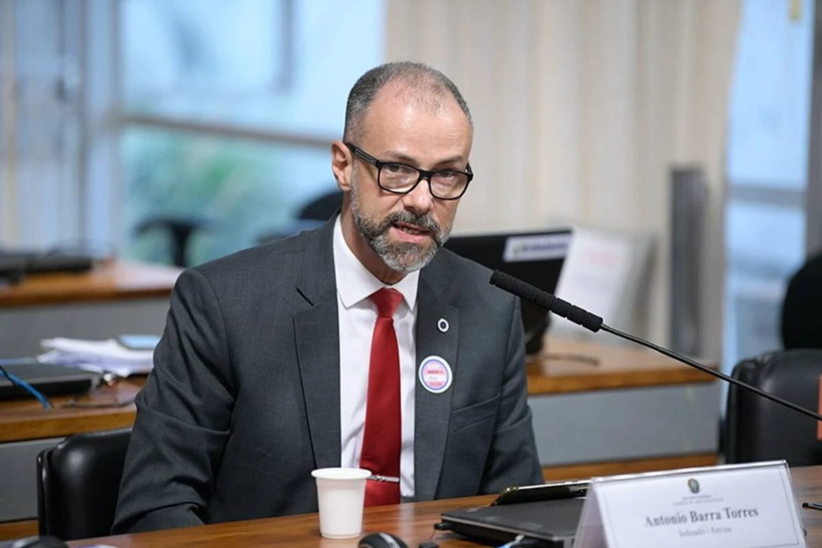 Diretor da Anvisa: resposta sobre vacina contra Covid-19 virá “no menor tempo possível”