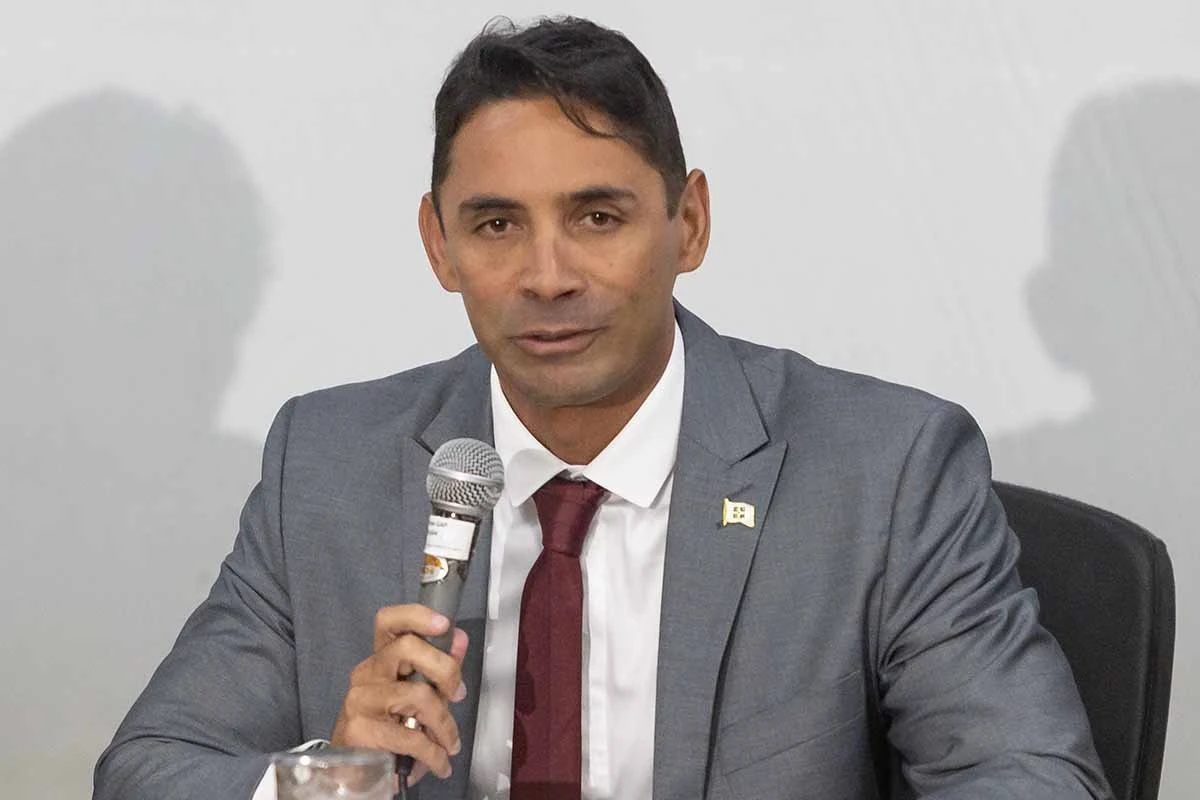 Falso Negativo: ex-secretário adjunto deixa a prisão usando tornozeleira