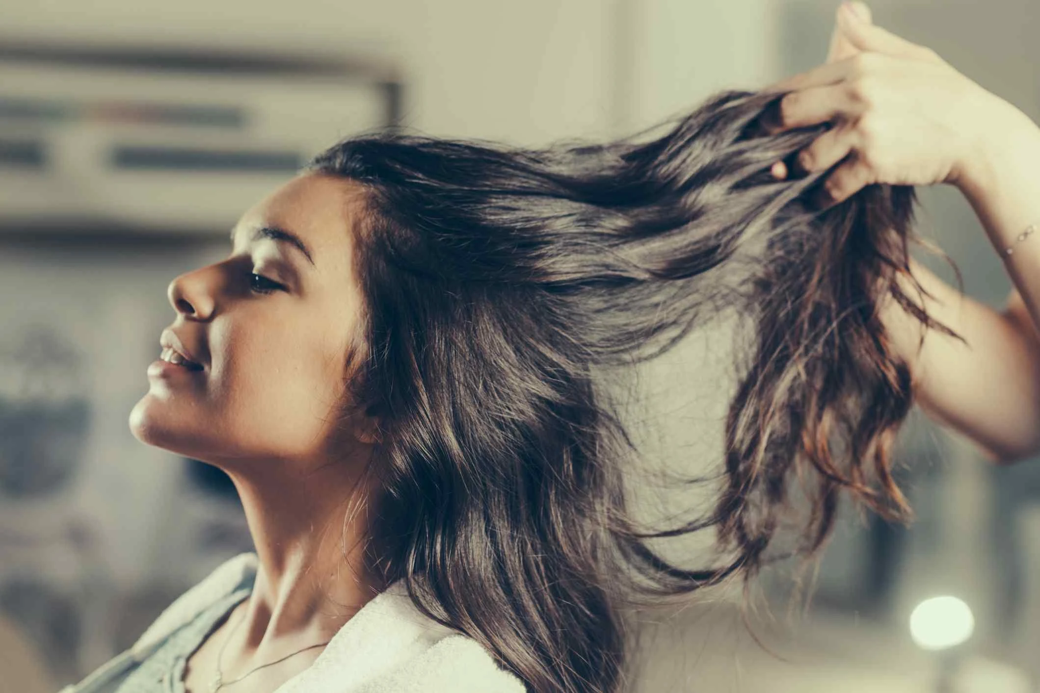 Três conselhos (fáceis) para deixar seu cabelo menos oleoso