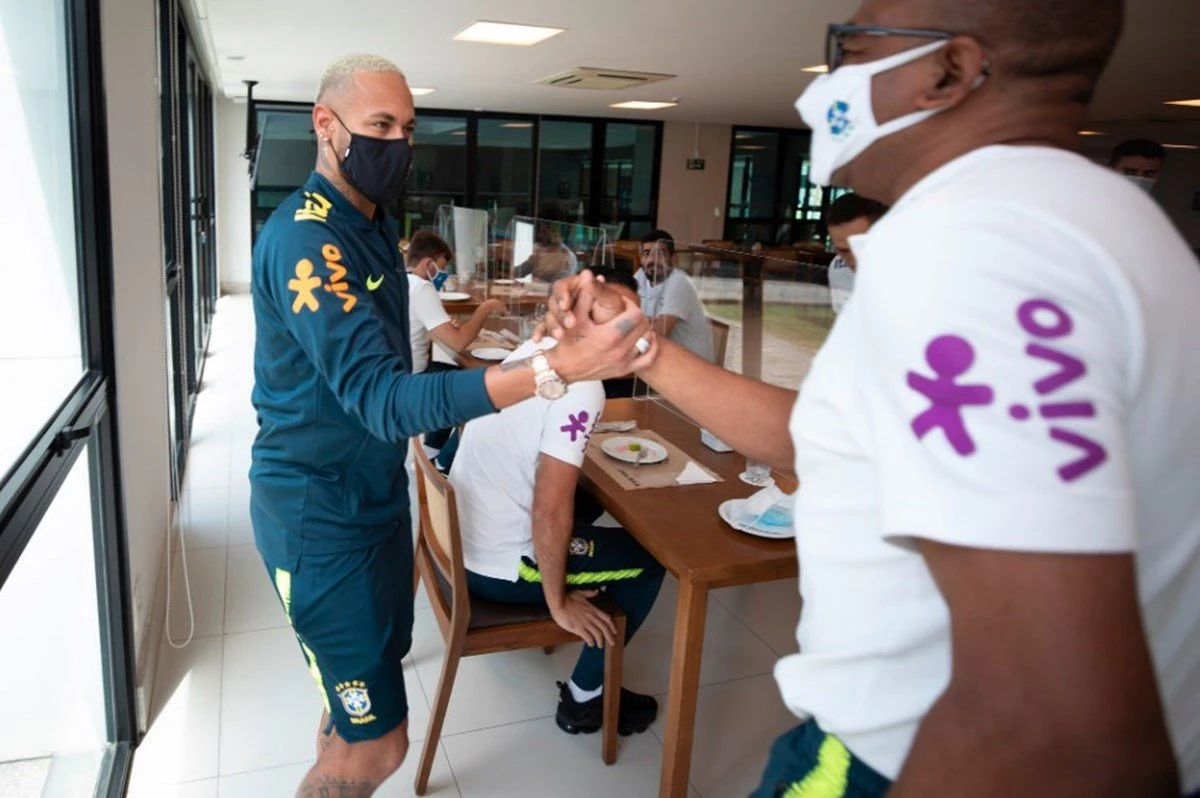 Neymar muda o visual e se apresenta louro à Seleção Brasileira