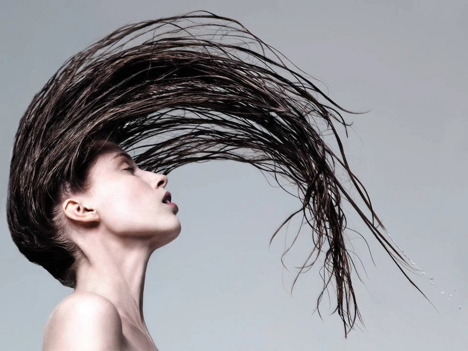 Água para o cabelo: saiba o poder das águas com gás, de coco e termal