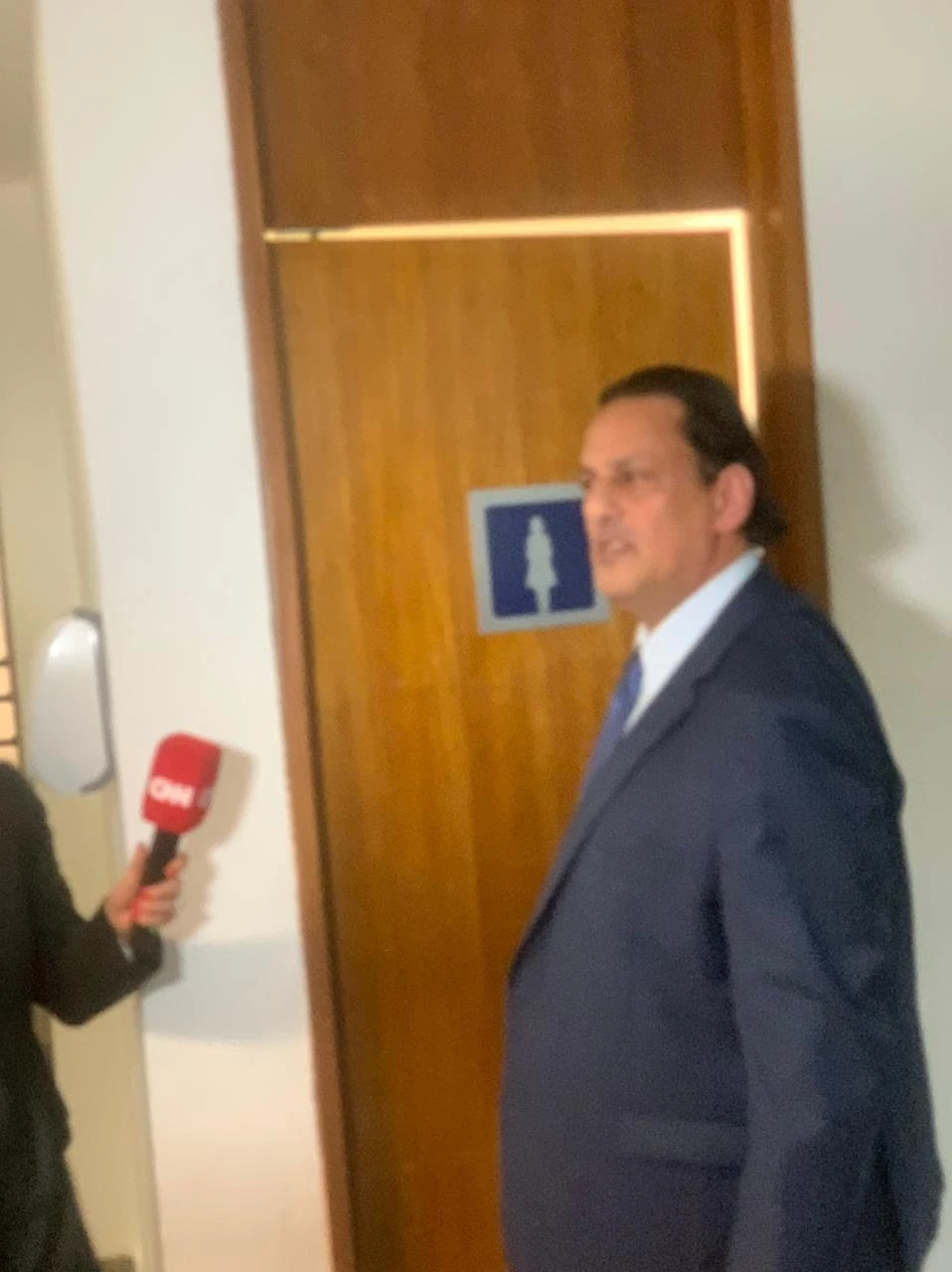 Wassef diz que entrou em banheiro feminino “porque estava apertado”