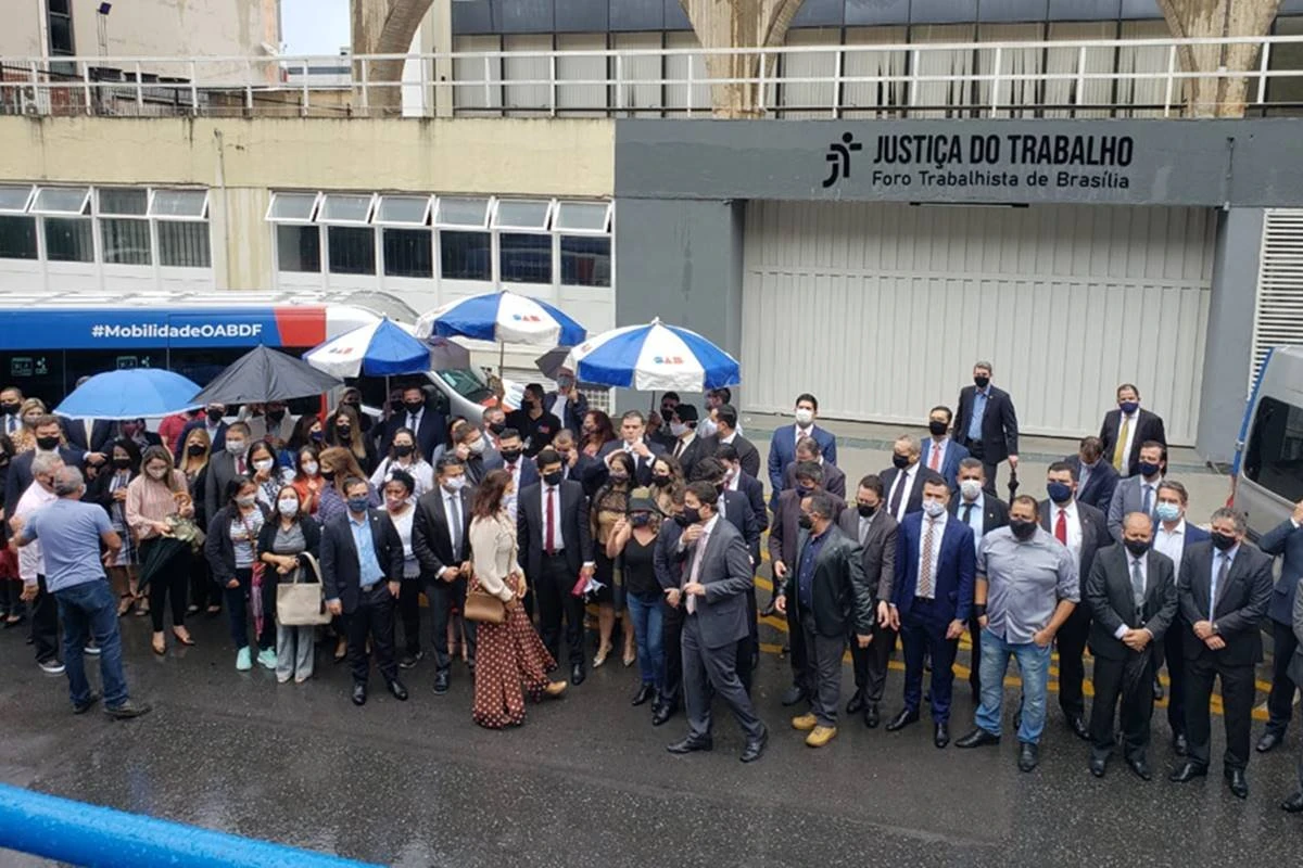 Protesto pela volta de audiências presenciais no TRT-10 reúne 100 advogados