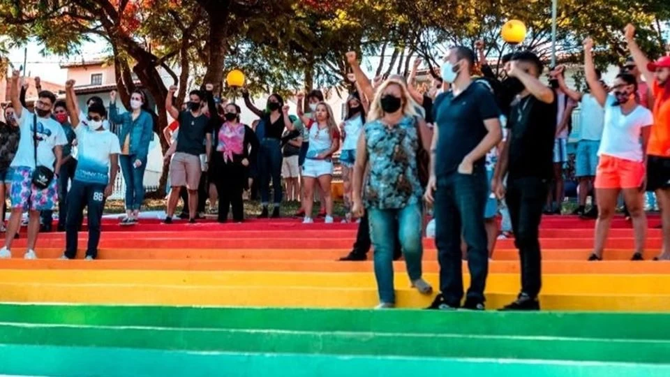 Praça da Bíblia recebe pintura arco-íris e gera polêmica em São Paulo