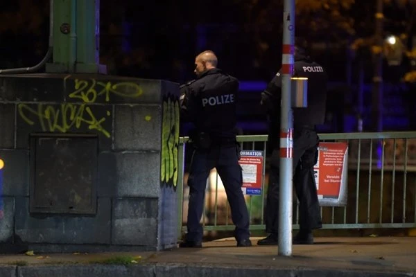 Vídeos mostram cenas do ataque terrorista próximo a sinagoga em Viena