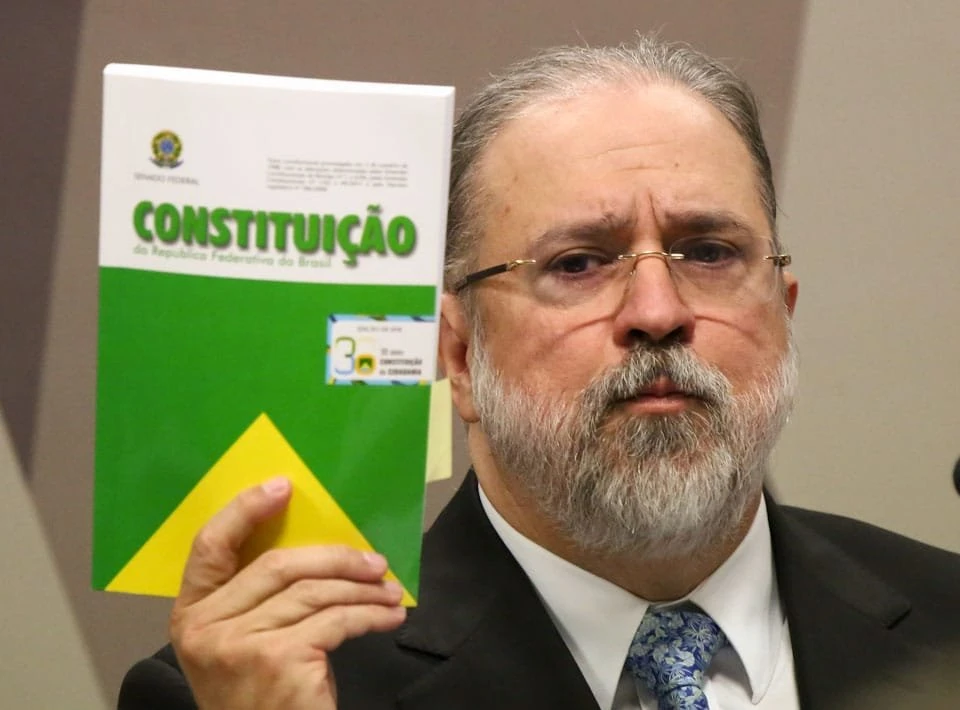 Para Aras, pais não podem impedir vacinação de filho por motivo ideológico