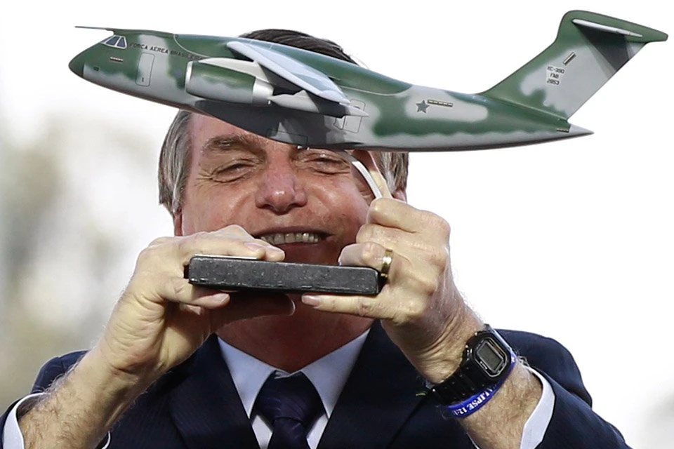 Avião de Bolsonaro muda local de pouso por problemas meteorológicos
