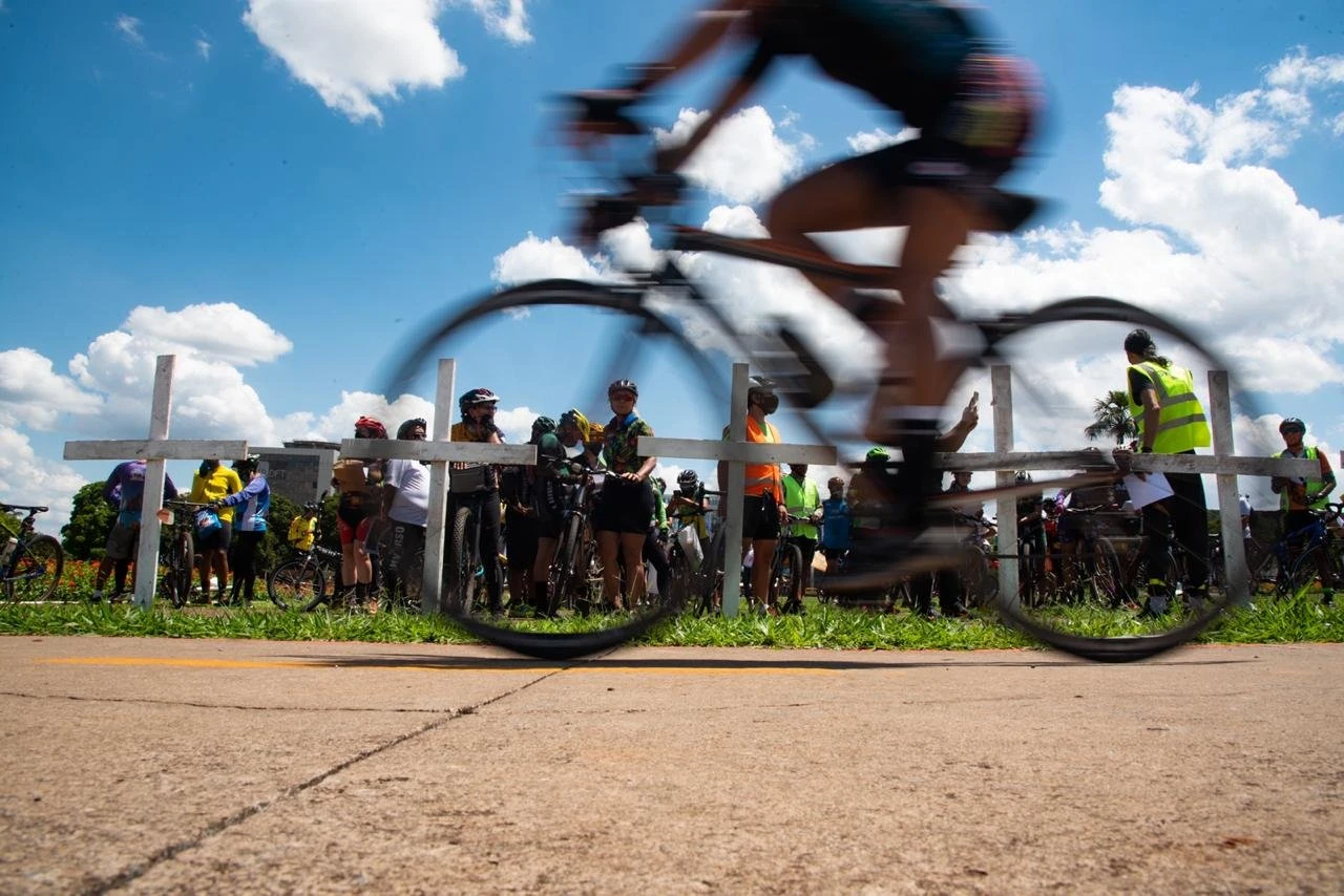 Em ato no Palácio do Buriti, ciclistas do DF exigem segurança no trânsito